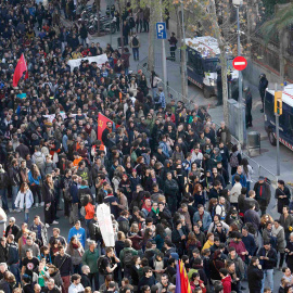 Los manifestantes se paran frente a los policías que estaban de guardia en un edificio del gobierno durante una protesta contra la nueva ley de seguridad anti-protesta del gobierno español en Barcelona. -REUTERS / Gustau Nacarino