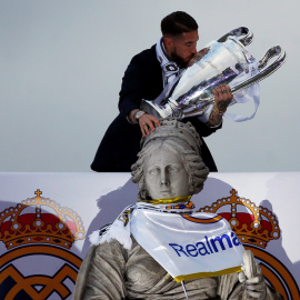 Lo jugadores y aficionados del Real Madrid celebran el título en la Plaza de Cibeles, en Madrid.- REUTERS / SUSANA VERA
