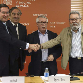 Los secretarios generales de CCOO y UGT, Ignacio Fernández Toxo y Cándido Méndez, y los presidentes de CEOE y Cepyme, Juan Rosell (2-i) y Antonio Garamendi, han firmadi hoy el III Acuerdo para el Empleo y la Negociación Colectiva. / F. ALVA