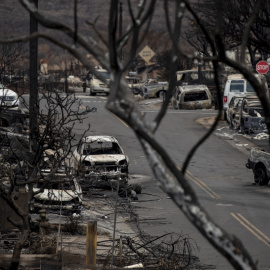 Los restos de cochesy casas quemados después de que un incendio arrasara un vecindario en Lahaina, Hawái.
