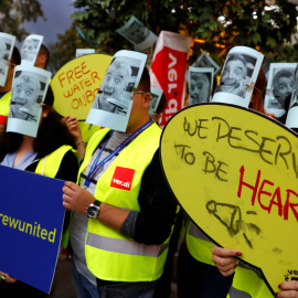 Los empleados de Ryanair con máscaras del consejero delegado de la aerolínea, Michael O'Leary. / REUTERS - KAI PFAFFENBACH