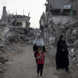 Ruinas de un barrio de Gaza tras los 50 días de bombardeos israelíes del pasado verano. MAHMUD HAMS / AFP