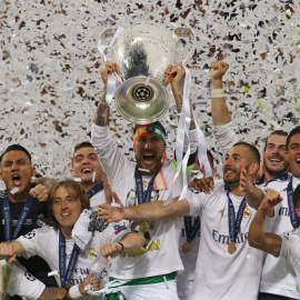 El capitán del Real Madrid, Sergio Ramos, levanta la Copa de Europa. /REUTERS
