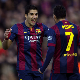 El delantero uruguayo del FC Barcelona Luis Suárez (i) celebra con su compañero, Pedro Rodríguez, el gol marcado ante el Córdoba. EFE/Alejandro García