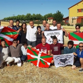 El etarra, rodeado de familiares y amigos al salir de prisión. / Etxerat