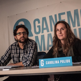 Los portavoces de Ganemos Madrid, Carolina Pulido y Ramón Hernández, durante la rueda de prensa. -GANEMOS MADRID