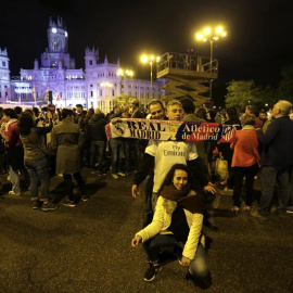 Aficionados del Real Madrid celebran la consecución de la Liga de Campeones en la madrileña plaza de Cibeles. /EFE