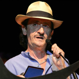 Fotografía de archivo del actor Eduardo Gómez, tras recibir el premio al Mejor Actor de Reparto de Televisión, por su trabajo en la serie "Aquí no hay quien viva". / EFE