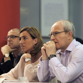 Carme Chacón con José Zaragoza y José Montilla, mientras escuchan al primer secretario del PSC Miquel Iceta, en el consejo nacional del partido. EFE/Marta Pérez