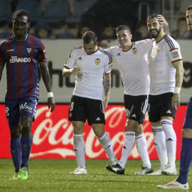 El delantero del Valencia Paco Alcácer (2-i) es felicitado por sus compañeros tras marcar ante el Eibar. /EFE