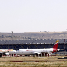 imagen de la torre de control del aeropuerto de Madrid Adolfo Suarez Barajas. EFE/J. J. Guillén