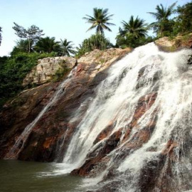 Vista de la cascada Na Meung, en la isla de Ko Samui, cercana a la de Na Meung 2, en la que se produjo el accidente de un turista español. EPA/TOLGA BOZOGLU