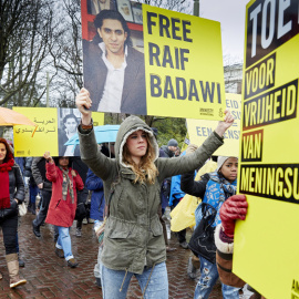 Protesta de Amnistía frente a la embajada de Arabia Saudí en La Haya por la liberación de Raif Badawi. - AFP