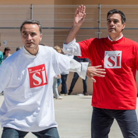 El candidato del PSOE a la presidencia del Gobierno de España, Pedro Sánchez, y el candidato del PSIB-PSOE al Congreso de los Diputados por Baleares, Pere Joan Pons (i), juegan al baloncesto antes de participar en un acto del partido celebr