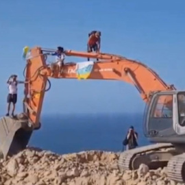 VÍDEO | Activistas se atrincheran en una de las palas del macroproyecto turístico de Tenerife y paralizan parte de las obras
