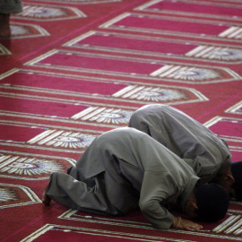 Dos menores rezan en el interior de una mezquita.- EFE