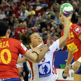 La noruega Nora Mork en plena jugada con la española Patricia Elorza, durante la final de balonmano femenina en Budapest. AFP