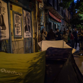 Activistas por el derecho a la vivienda acampan en la calle Argumosa par evitar el desahucio de Pepi, de 65 años. Una empresa inmobiliaria compró un tercio de la viviendas del bloque y quiere expulsar a los inquilinos para aumentar los prec