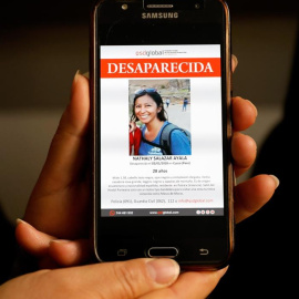 Imagen de Nathaly Salazar en un móvil. EFE/ Juan Carlos Cárdenas