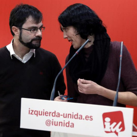 La diputada de IU Eva García Sempere, junto al abogado de IU Juan Moreno Redondo, durante la rueda de prensa que ha ofrecido para presentar iniciativas parlamentarias y jurídicas sobre las actuaciones del Gobierno y del Juzgado de Instrucci