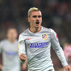 El delantero francés del Atlético de Madrid André Grieamann celebra tras marcar ante el Athletic de Bilbao, durante el partido de Liga en Primera División disputado esta noche en el estadio de San Mamés, en Bilbao EFE/Luis Tejido