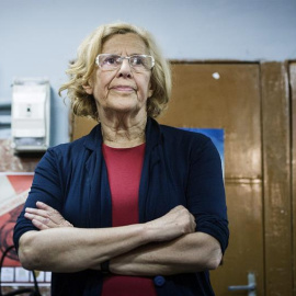 La candidata de Ahora Madrid a la Alcaldía de Madrid, Manuela Carmena, en un encuentro con vecinos durante la visita efectuada esta tarde al distrito madrileño de Villaverde. /EFE/Luca Piergiovanni