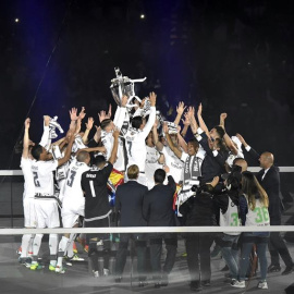 La plantilla del Real Madrid levantan la Copa de Europa en el Bernabéu. /EFE