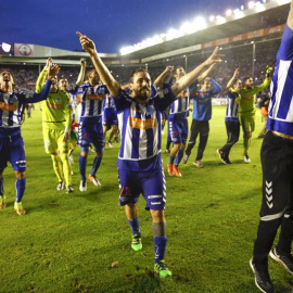 Los jugadores del Alavés celebran la victoria de su equipo frente al Numancia, que les supone el ascenso a la Primera División. /EFE