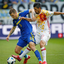 Nolito lucha por un balón con un jugador de Bosnia. /EFE