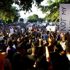 Imagen de la multitudinaria protesta en Mckinney, Texas, contra la violencia policial. / Mike Stone (REUTERS)