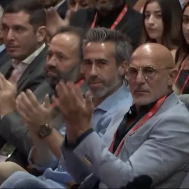 Luis de la Fuente, seleccionador nacional, aplaude a Luis Rubiales durante su discurso ante la Asamblea General de la Federación española de fútbol.