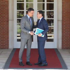 El presidente del Gobierno, Pedro Sánchez (i), recibe al presidente de la Junta de Andalucía, Juanma Moreno Bonilla (d), en el Palacio de La Moncloa, a 28 de julio de 2022, en Madrid (España).