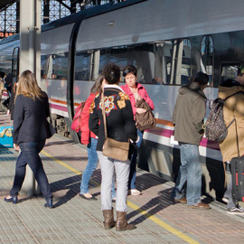 Viajeros subiendo a un tren de Renfe.