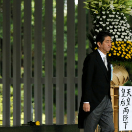 El primer ministro de Japón, Shinzo Abe, en la ceremonia en recuerdo a las víctimas de la guerra, en el Cementerio Nacional de Chidorigafuchi, en Tokio. REUTERS/Issei Kato