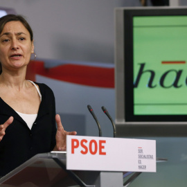 La secretaria de Empleo del PSOE, Luz Rodríguez, durante la rueda de prensa ofrecida para valorar la sentencia del Tribunal Supremo sobre los convenios colectivos y la reforma laboral del Gobierno. EFE/Juan Carlos Hidalgo