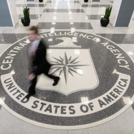 El escudo de la CIA en el suelo del vestíbulo de su cuartel general en  Virginia. REUTERS/Larry Downing