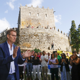 El presidente del Partido Popular, Alberto Núñez Feijóo, saluda en la inauguración del curso político ante el Castillo de Soutomaior, a 27 de agosto de 2023
