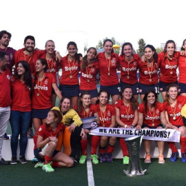 Las jugadoras del SPV Complutense celebrando su primer título de Liga.