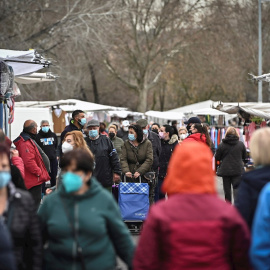 Varias personas compran en el mercadillo de Alcalá de Henares después de que la Comunidad de Madrid levantase este lunes las restricciones de movilidad por el coronavirus.