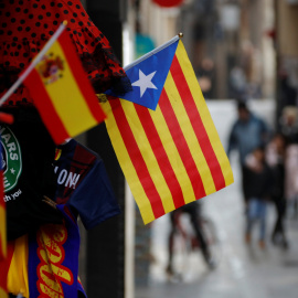 Una estelada junto a una bandera española en una tienra de recuerdos turísticas en Barcelona. REUTERS/Eric Gaillard