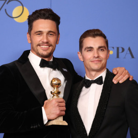 James Franco con su hermano tras la gala de los Globos de Oro. REUTERS/Lucy Nicholson