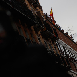 Los ocupantes de desalojado Hogar Social Ramiro Ledesma, en el barrio de Tetuán (Madrid) observan una manifestación contra su iniciativa de ideología ultraderechista. -JAIRO VARGAS