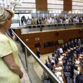 Esperanza Aguirre, que fuera presidenta de la Comunidad de Madrid, durante el minuto de silencio por el fallecimiento de Pedro Zerolo, número tres de la lista socialista, con el que la cámara madrileña ha iniciado hoy la décima legislatura 