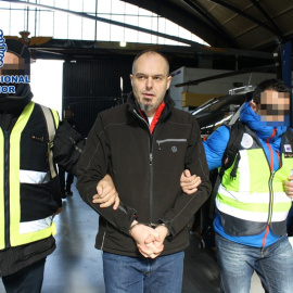 La Policía Nacional traslada desde Francia al miembro de ETA Mikel Kabikoitz Carrera Sarobe en 2016 / POLICÍA NACIONAL