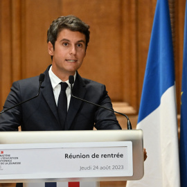 El ministro de Educación y Juventud de Francia, Gabriel Attal, pronuncia un discurso durante la reunión de rectores del nuevo año escolar en la Universidad de la Sorbona en París el 24 de agosto de 2023.