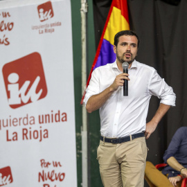 El líder de IU Alberto Garzón durante su intervención en un acto de la precampaña electoral celebrado en Logroño, su ciudad natal. EFE/Abel Alonso