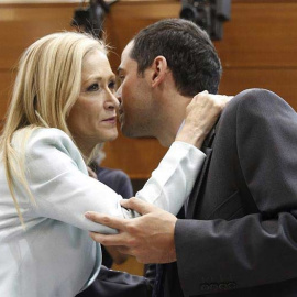 La candidata del PP a la presidencia regional, Cristina Cifuentes, saluda al también candidato de Ciudadanos, Ignacio Aguado, durante el pleno de constitución de la Asamblea de Madrid. / PACO CAMPOS ( EFE)