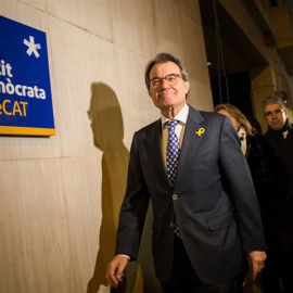 El expresidente de la Generalitat y presidente del PDeCAT, Artur Mas, a su llegada a la sede del partido donde ha convocado una rueda de prensa en la que ha confirmado que da "otro paso al lado" para dejar la presidencia del PDeCAT, una dec