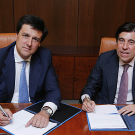 El presidente y consejero delegado de Sacyr, Manuel Marique (d), y el presidente ejecutivo de Merlín Properties, Ismael Clemente, durante la firma del acuerdo de venta de su filial Testa. EFE