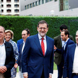 Rajoy en Badajoz junto al líder del PP en Extremadura, José Antonio Monago, y al alcalde de la ciudad, Francisco Javier Fragos. / OTO (EFE)